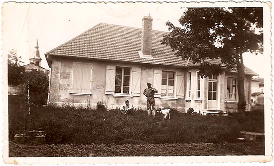 Mon père debout devant la maison de Sampigny où je suis né