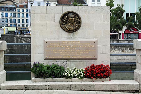 Stéle du pont Legay