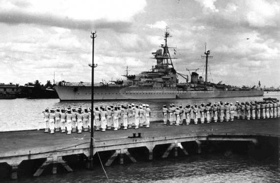 À notre arrivée à Saïgon, les autorités et un détachement de marins sur le quai de
l'Argonne nous rend les honneurs