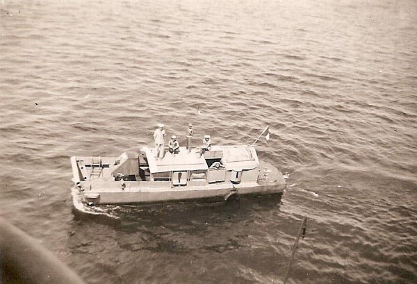 he green navy, the color of their uniforms (reseda) in Indo, it is on this kind of boat that I made some missions